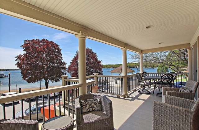 Wrigley Beach House |Great Views of Lake |2nd Floor |Balcony |Steps to Beach & Shopping |Parking