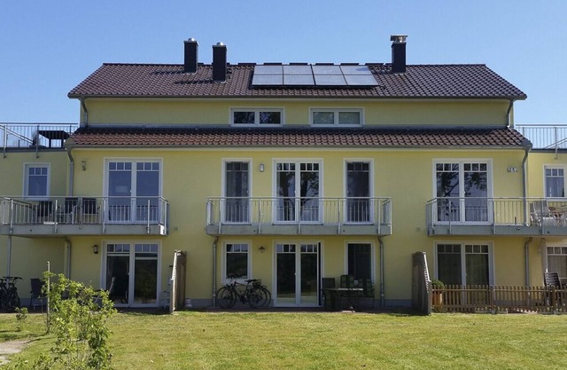 Wunderschöne Ferienwohnung mit Kamin, Fußbodenheizung und Blick in die Natur und nur 200 m bis zur Ostsee