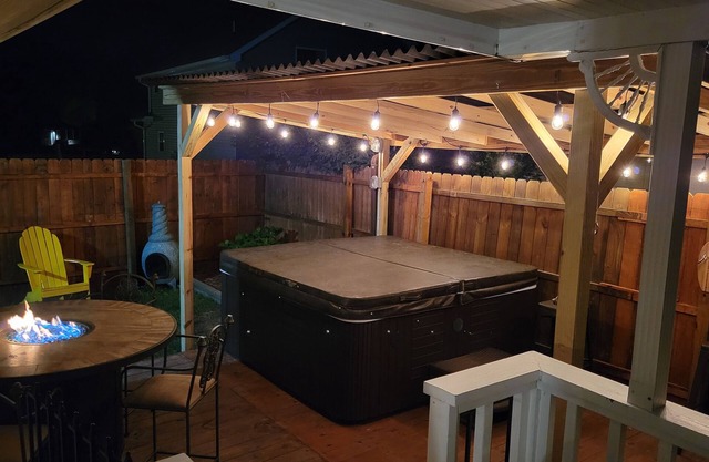 Year Round Access in town Bungalow, Hot Tub, Fire Pit and Extra Parking