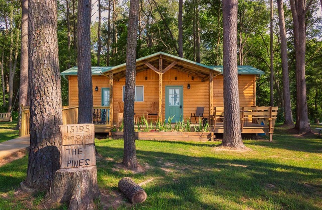 Year Round Cabin Living. Come Relax at The Pines