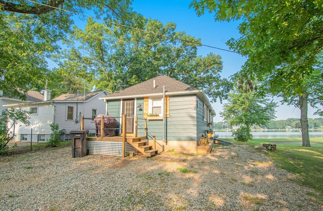 Year round lake front cottage!!