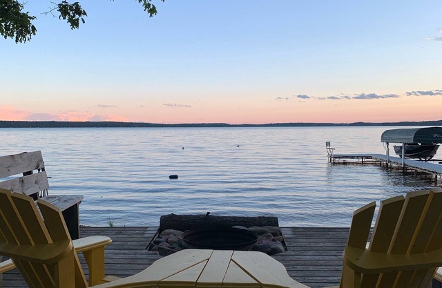 Yellow Bike Chalet on Grindstone Lake: sandy beach, level lot, sleeps up to 12