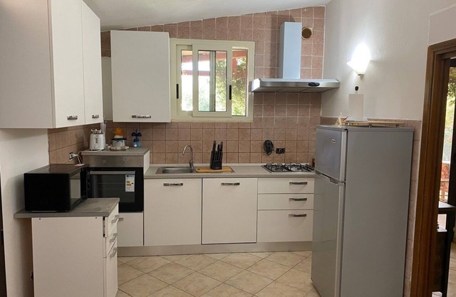 YELLOW HOUSE-GRACEFUL COTTAGE WITH POOL AND GARDEN 6 MINU.MAREA