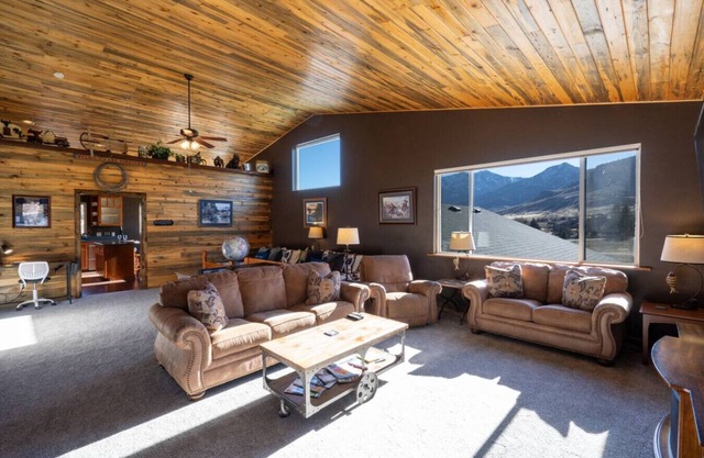 Yellowstone Entrance 5 miles, 2 beds, slps up to 8
