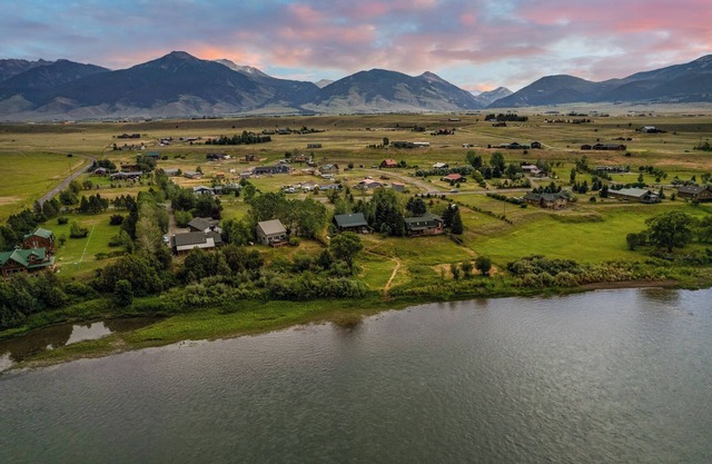 Yellowstone Lookout Cabin - Cozy cabin located on the Yellowstone River!