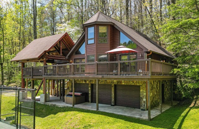 Yogi's Hideaway - Outdoor Living Area, Pickle Ball and Tennis Court, Dog Friendl