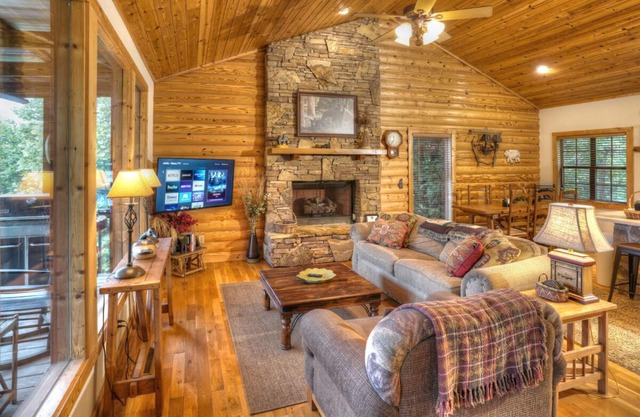 Yonah Vista- Mountainside Cabin with Mountain Views and Hot Tub, Near Helen