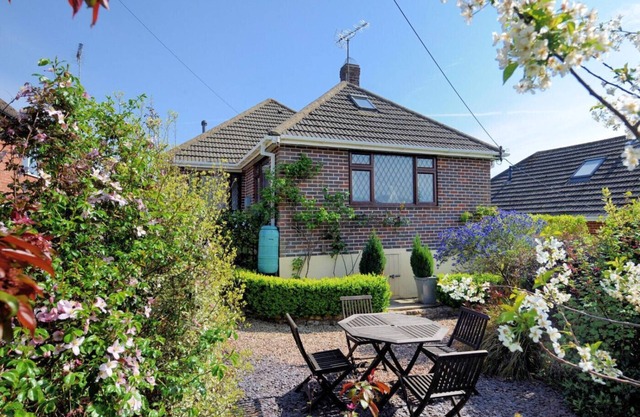 YONDER VIEW, family friendly, country holiday cottage in Lyme Regis
