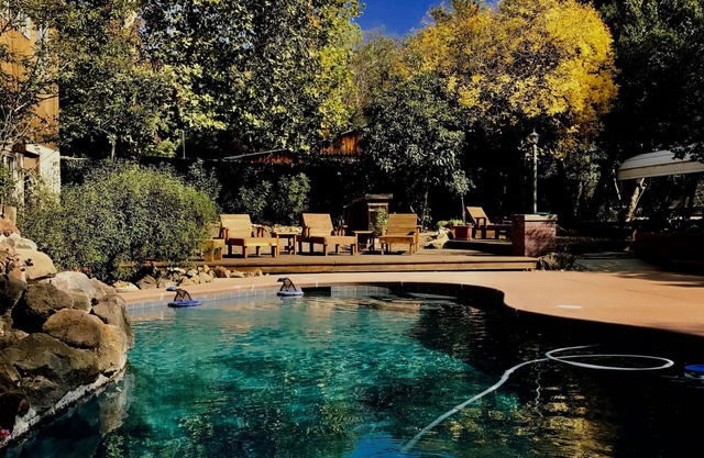 Yosemite Rustic Retreat with Hot Tub, Pool, Springs, Dogs! 5 acres private~