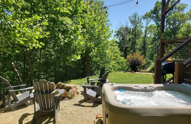 You found the perfect cabin, 8.1 miles to Casino, Hot tub and Views, dogs ok