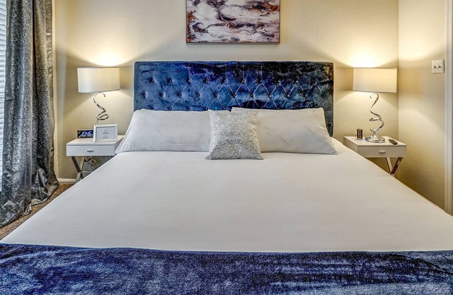 You'll ❤ this 1 King, 1 Queen Bed Apt in West End