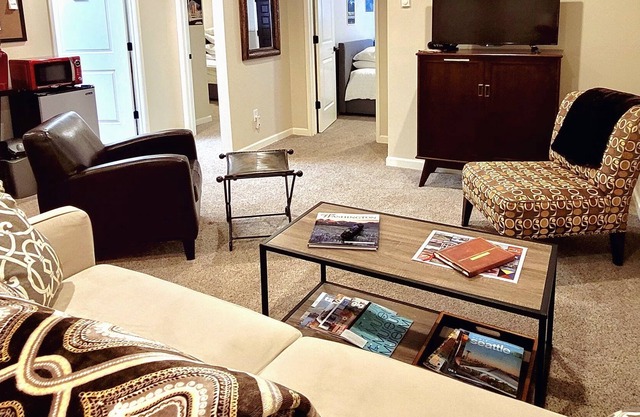 You're close to everything at The Heart of the Harbor. 2BR, 1 BA. 🤩 Location!