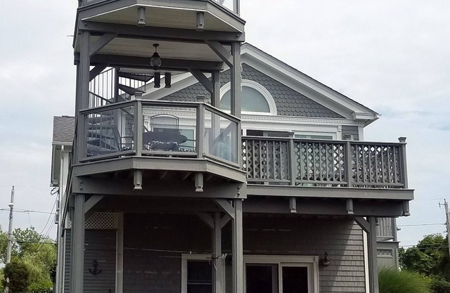 You won't believe this deck! Narragansett beach house with ocean view