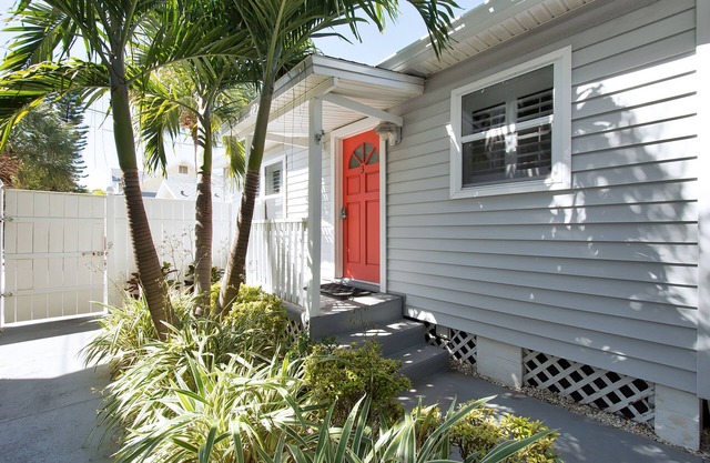 Your Beach Cottage Getaway! 'Come and enjoy our sand and sunsets '