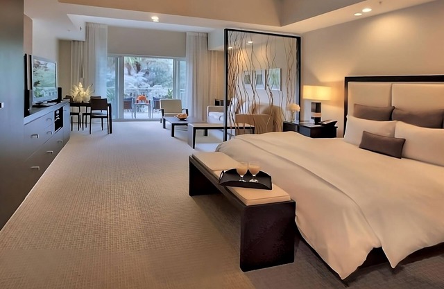 Your Dream Miami Retreat Awaits! Gorgeous Room w/Kitchen and Balcony