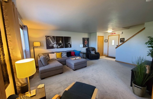 Your Green Bay Home Base. Near I-43<Lambeau Field & Door County.