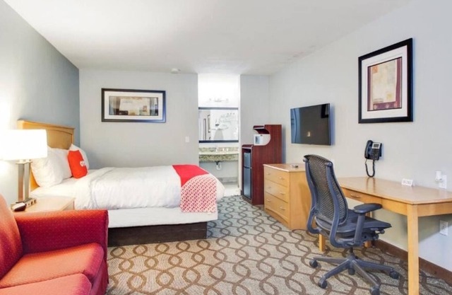 Your Home Away from Home! Free Parking, Free Breakfast, Swimming Pool!