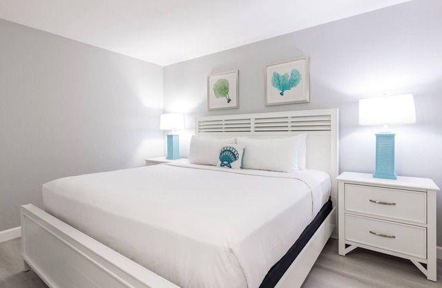 Your Home Away From Home! Restaurant, Free Parking, Kids Pool w/Water Slides