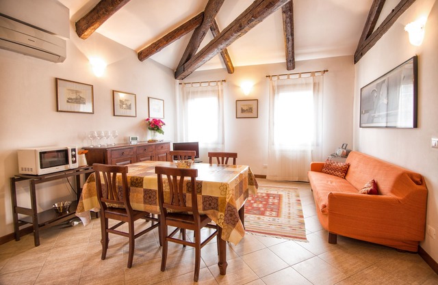 Your home in Venice, 2 bedrooms, 2 bathrooms, WIFI, AC
