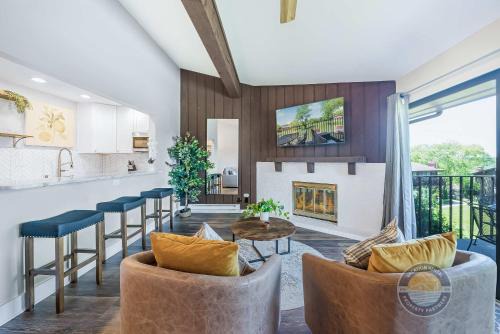 YOUR New Luxury Lakeview Condo w Pool Access