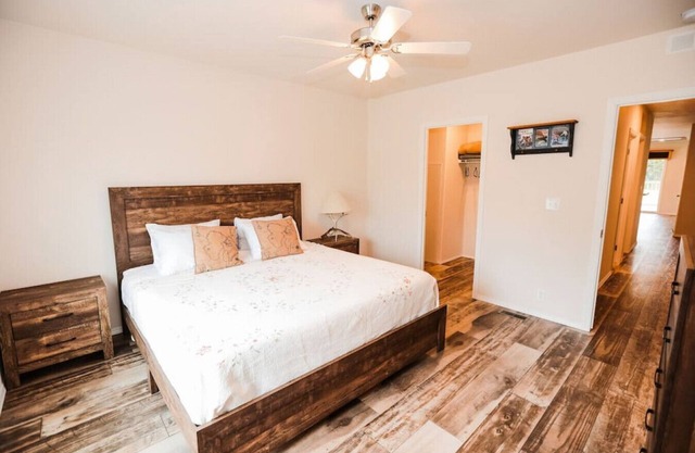 Your perfect Base Camp: Central, pet friendly w/Starlink