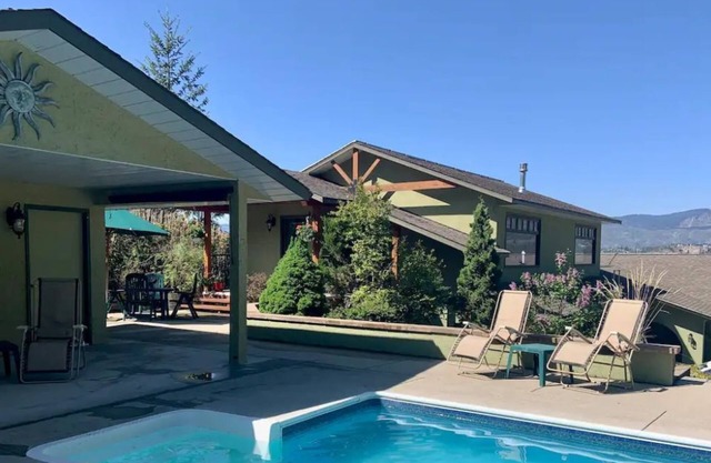 Your private pool & hot tub awaits/Perfect getaway for families & friendsnnnnn