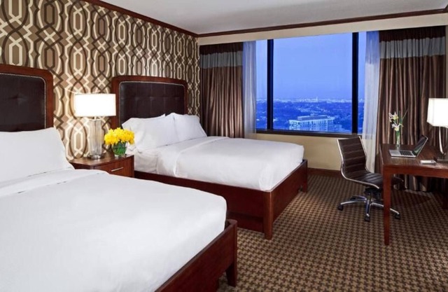 Your Relaxing Getaway Awaits! Onsite Restaurant and Bar, Pool, Pets Allowed