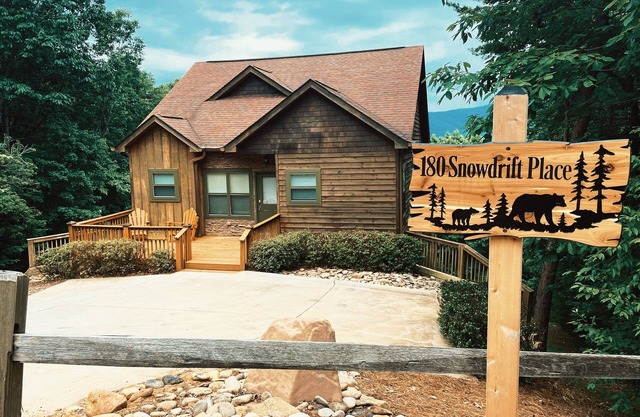 Your Slice of Paradise! Stunning Views, Hot Tub, Firepit, & Ping Pong!
