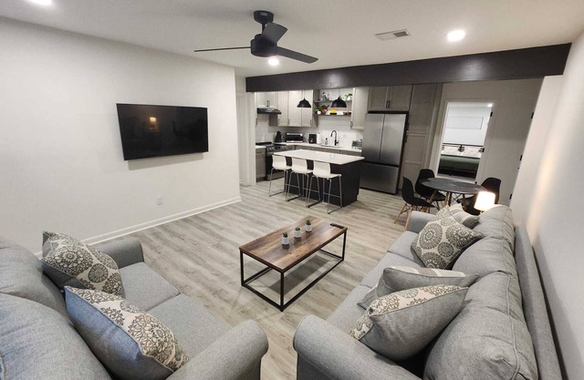 Your Tallahassee Home Away From Home-Walking Distance to Stadium & College Town