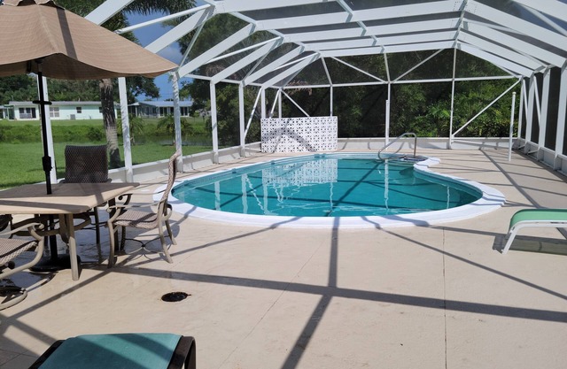 Your vacation oasis, quiet neighborhood, private pool, and backyard wildlife