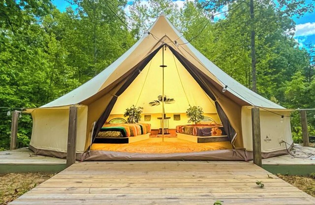 Yurt life/2 queen beds, Wi-Fi, FREE Shower house access