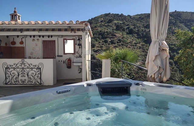ZazaBi, oasis of silence, mountain and sea.nEnjoy the jacuzzi.