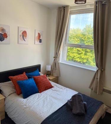 Zelena Luxurious Apartment, Private Parking, Fast Wi-Fi, Self Check-In Anytime Perfect For Late Arrivals, 5 Minutes to Old Trafford Stadium