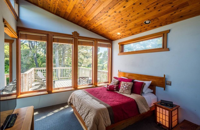 Zen Beach Retreat-Relaxing Sauna - Steps to a Sandy Beach!