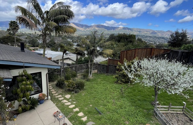Zen Cottage Hideaway - 1 mile from the Beach, and 1 mile from Downtown.