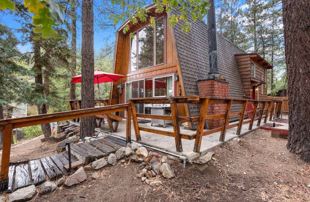 Zen Den - Walk to Slopes, Hot Tub, Fireplace, Deck, Barbecue