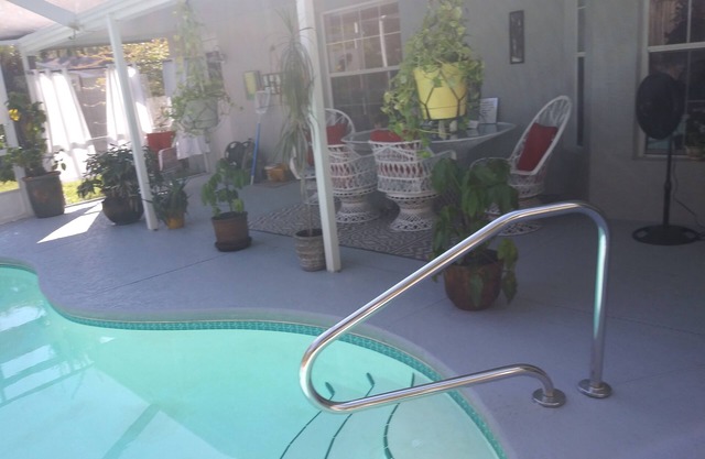 ZEN SPOT SANCTUARY HEATED SALT POOL! PRIVATE! SCREENED PATIO KOI POND