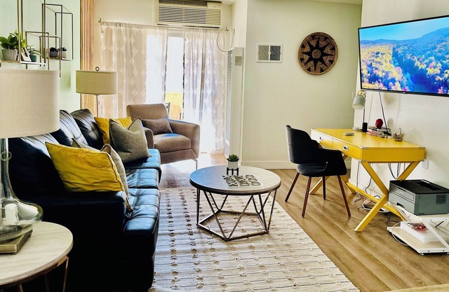 Zen suite w/♛King Bd in DT Monrovia, self ✅, Biz&family,10 min➡️Pasadena