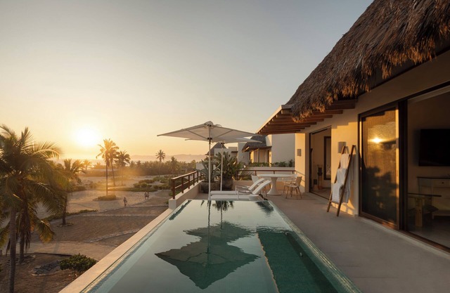 Zihuatanejo 4BR Artful Beach Villa + Pool