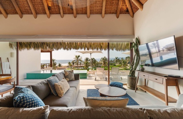 Zihuatanejo's Hidden Gem – 4BR Beach Penthouse