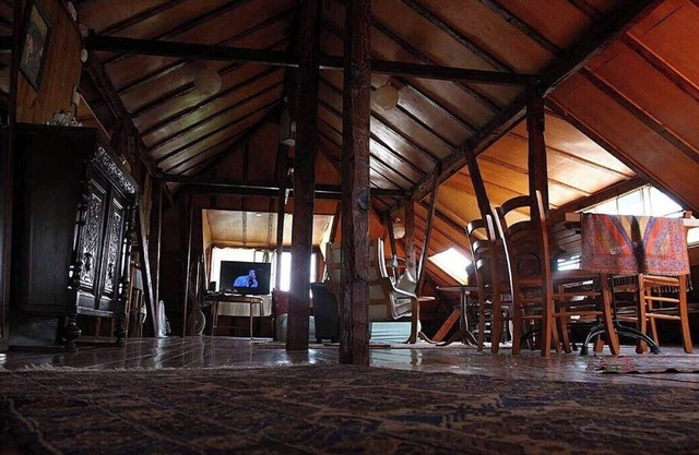 Zimmer Alreda one open space, wooden floor 120 years old QOTRAN wood columns