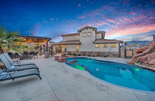 Zion Reunion Poolhouse, PRIVATE POOL, SLEEPS 24!