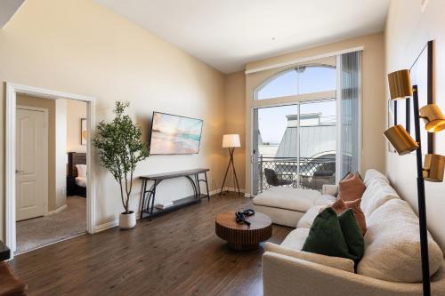Zircon Zen - Quiet retreat 2BR Pool, Jacuzzi Marina
