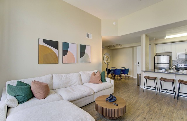 Zircon Zen - Quiet retreat 2BR Pool, Jacuzzi Marina