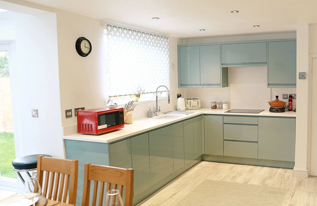 Zoo Accommodation Chester; 10 min Walk! Sleeps 8