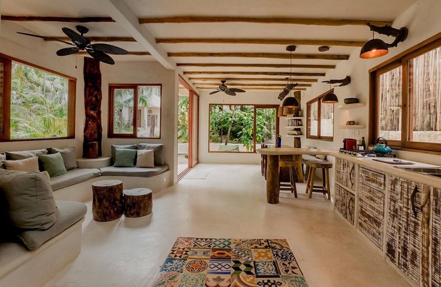 Zorba Villa 2, Beautiful 3BR Villa on the beach! Sleeps 6.