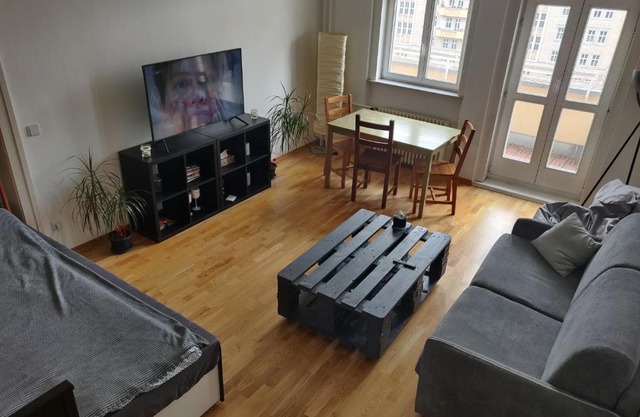 Zwei Charmante Privatzimmer mit Wohnbereich in zentraler Berliner Wohnung