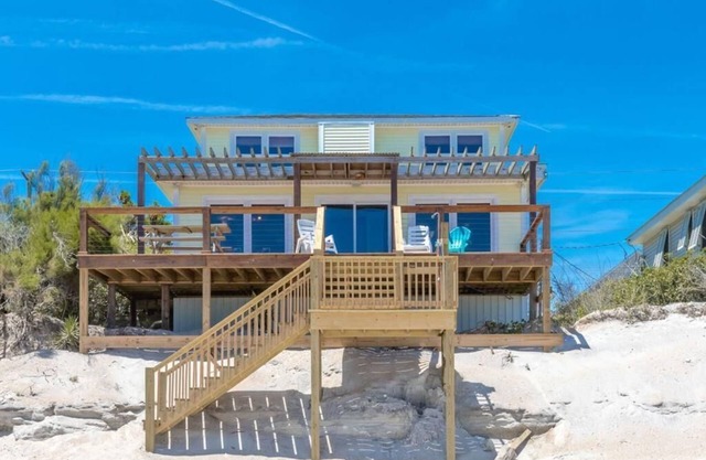 Zzzz's By The Seas - OCEANFRONT 3 BR, 2 BA cottage in Surf City! Dog Friendly!