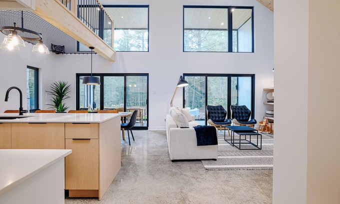 Chertsey Cabin | À 1 hre de Montréal, entouré d'arbres matures, vous trouverez le Chalet Snö !