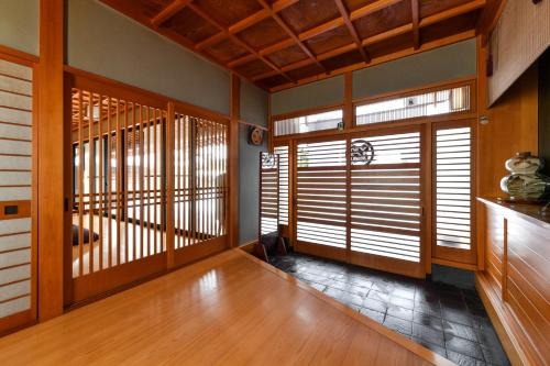 Katsuyama House | 天然木曽ひのきのお風呂がある貸切民泊 志ろきや